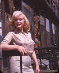 Marylin Monroe not holding her belly